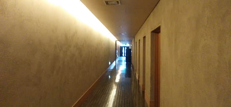 川越市民聖苑 やすらぎのさと内観：廊下